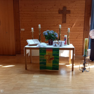 18.6.23 Altar im Gemeindesaal